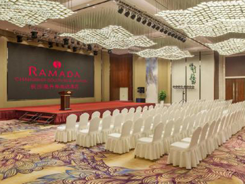 华美达酒店会议室