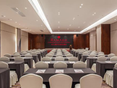 华美达酒店会议室