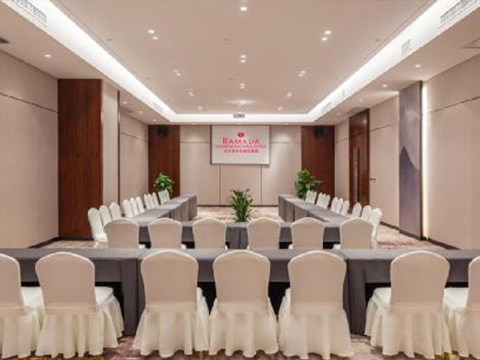 华美达酒店会议室